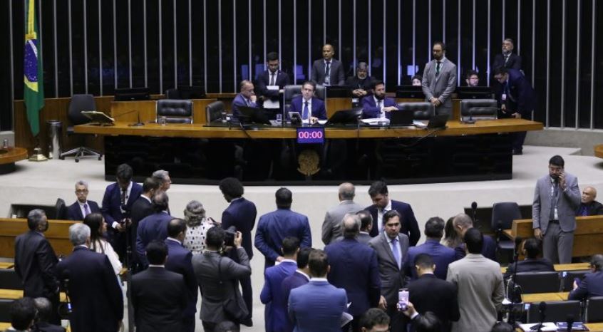 Deputados aprovam pauta-bomba que tira R$ 30 bilhões da saúde e educação