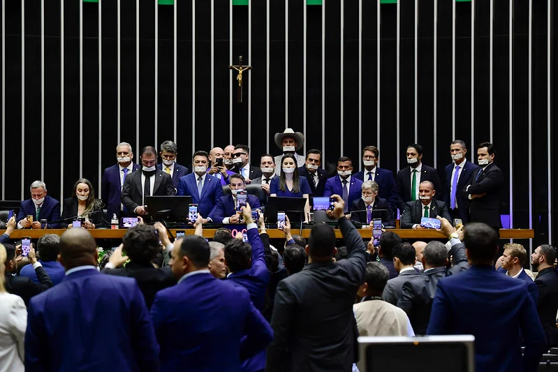 Câmara aprova PEC da Blindagem e avança para votar urgência da anistia