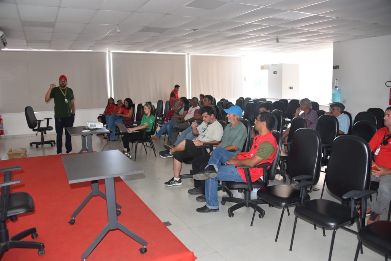 Palestra sobre criação de abelhas sem ferrão reúne agricultores em Maricá