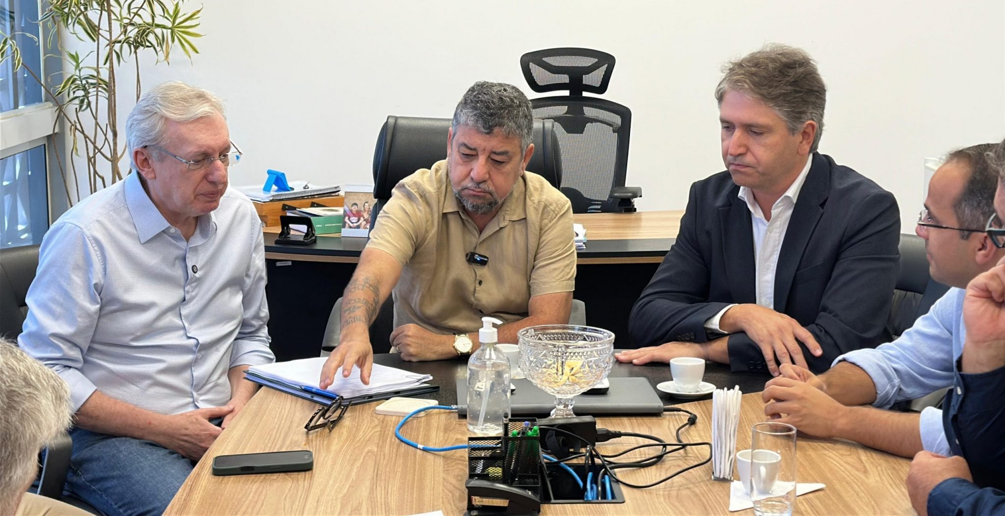 Prefeito Washington Quaquá assina contrato para a construção do Plaza Shopping Maricá