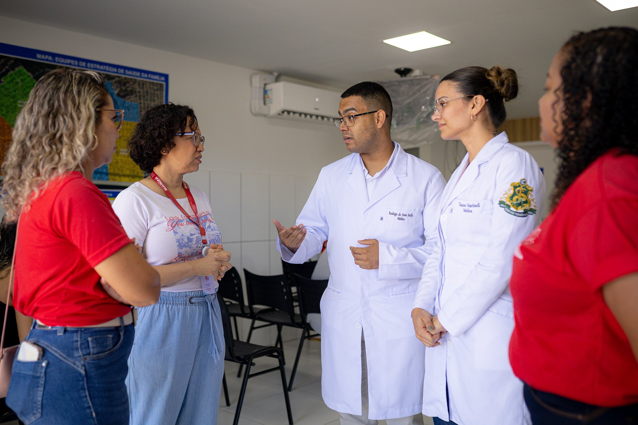 Investimento em Educação vira cuidado à população: médicos formados pelo Passaporte Universitário começam a atuar em Maricá