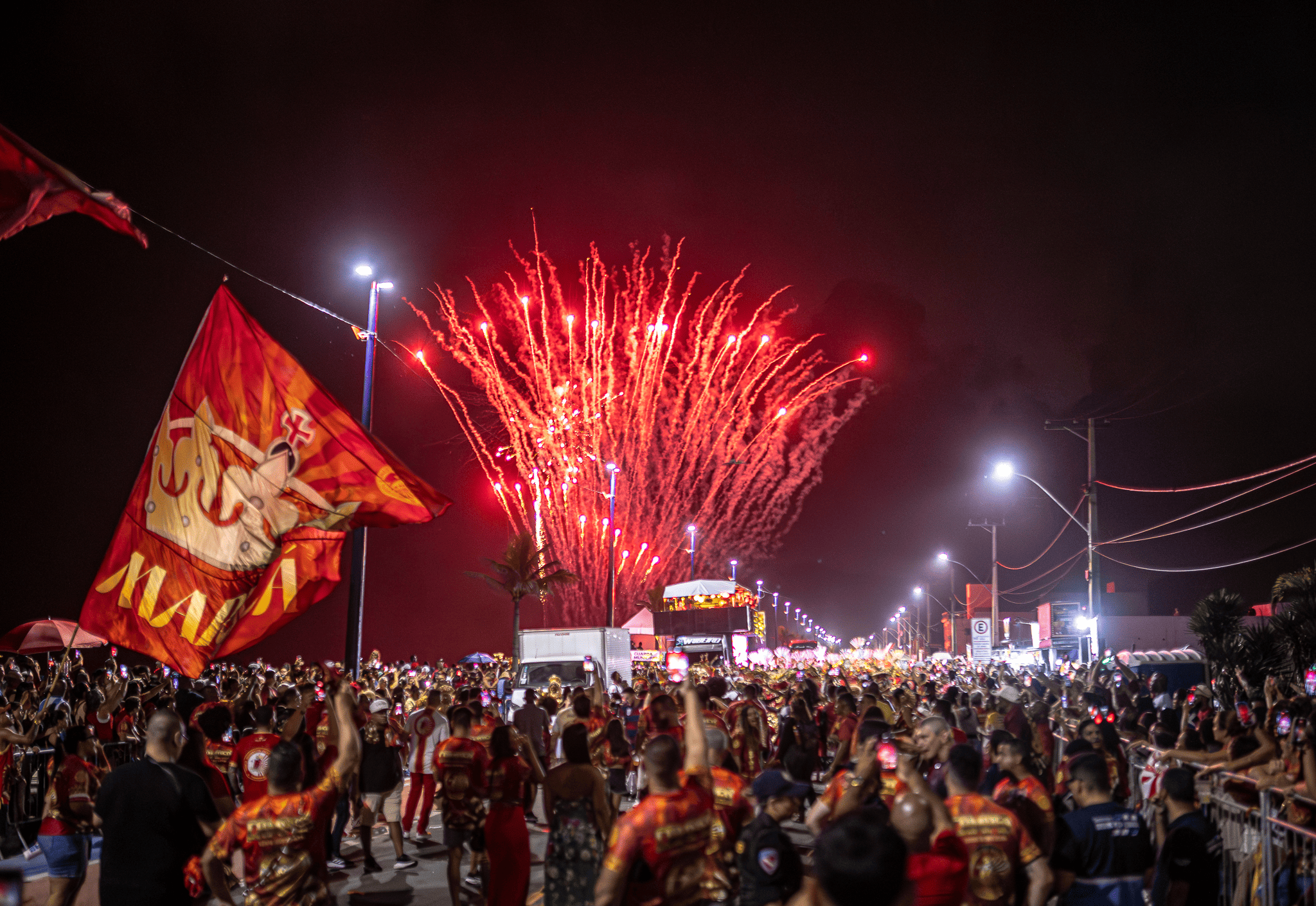 Orla de Itaipuaçu fica lotada para celebrar desfile da campeã União de Maricá