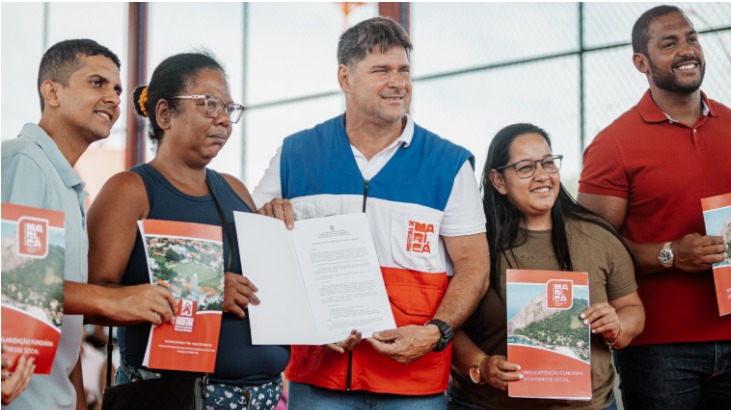 Maricá entrega 90 títulos e avança na regularização fundiária